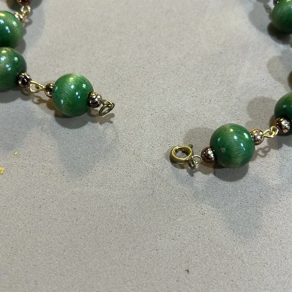 Vintage wooden beaded necklaces and plastic beaded necklace - Picture 7 of 7